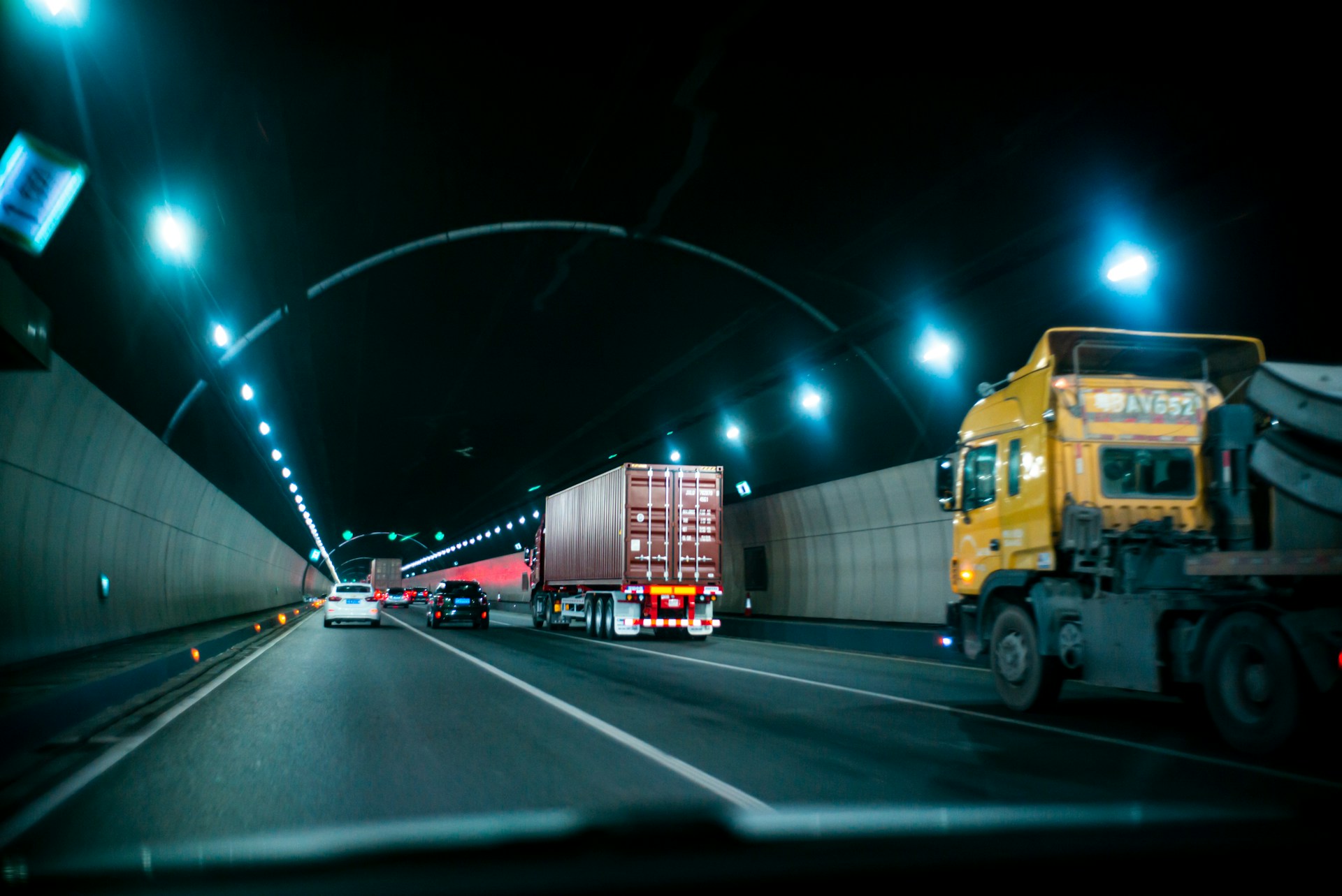 Hoe hard mag een vrachtwagen rijden? | AutoTradeX